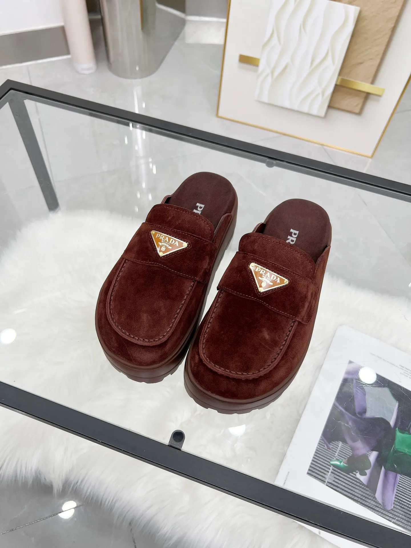 👟👟Ex-factory price 520👟👟 🌸Prada 2025 spring and summer new slippers 💫Velcro sandals The latest catwalk style, classic upgrades, both comfort and fashion. Each color combination looks good, and the design matches different style needs ✅Upper: original customized cowhide ✅Inner: original customized sheepskin lining, cowhide feet ✅Outsole: original molded anti-slip outsole ✅Number of codes: 35-40 (41 customized, non-refundable and non-exchangeable)